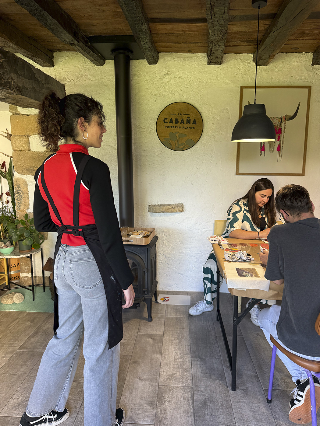 10Taller-linoleo-Alba-Tojo-La-Cabaña-pottery-and-plants