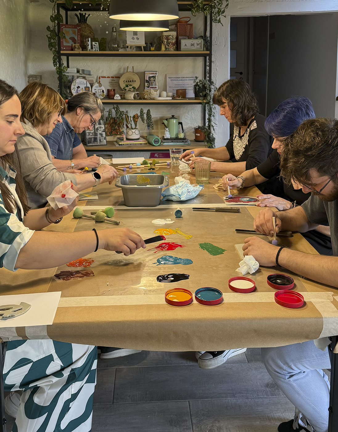 3Taller-linoleo-Alba-Tojo-La-Cabaña-pottery-and-plants