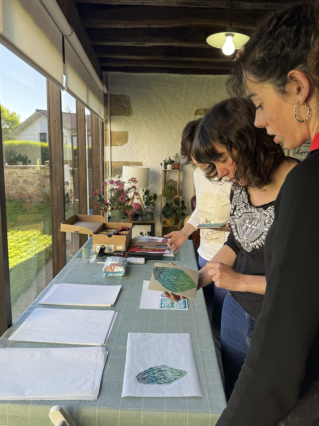 5Taller-linoleo-Alba-Tojo-La-Cabaña-pottery-and-plants