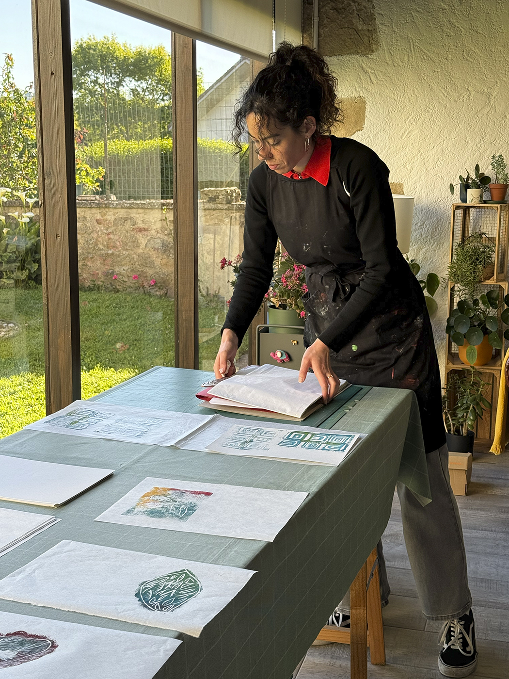 6Taller-linoleo-Alba-Tojo-La-Cabaña-pottery-and-plants