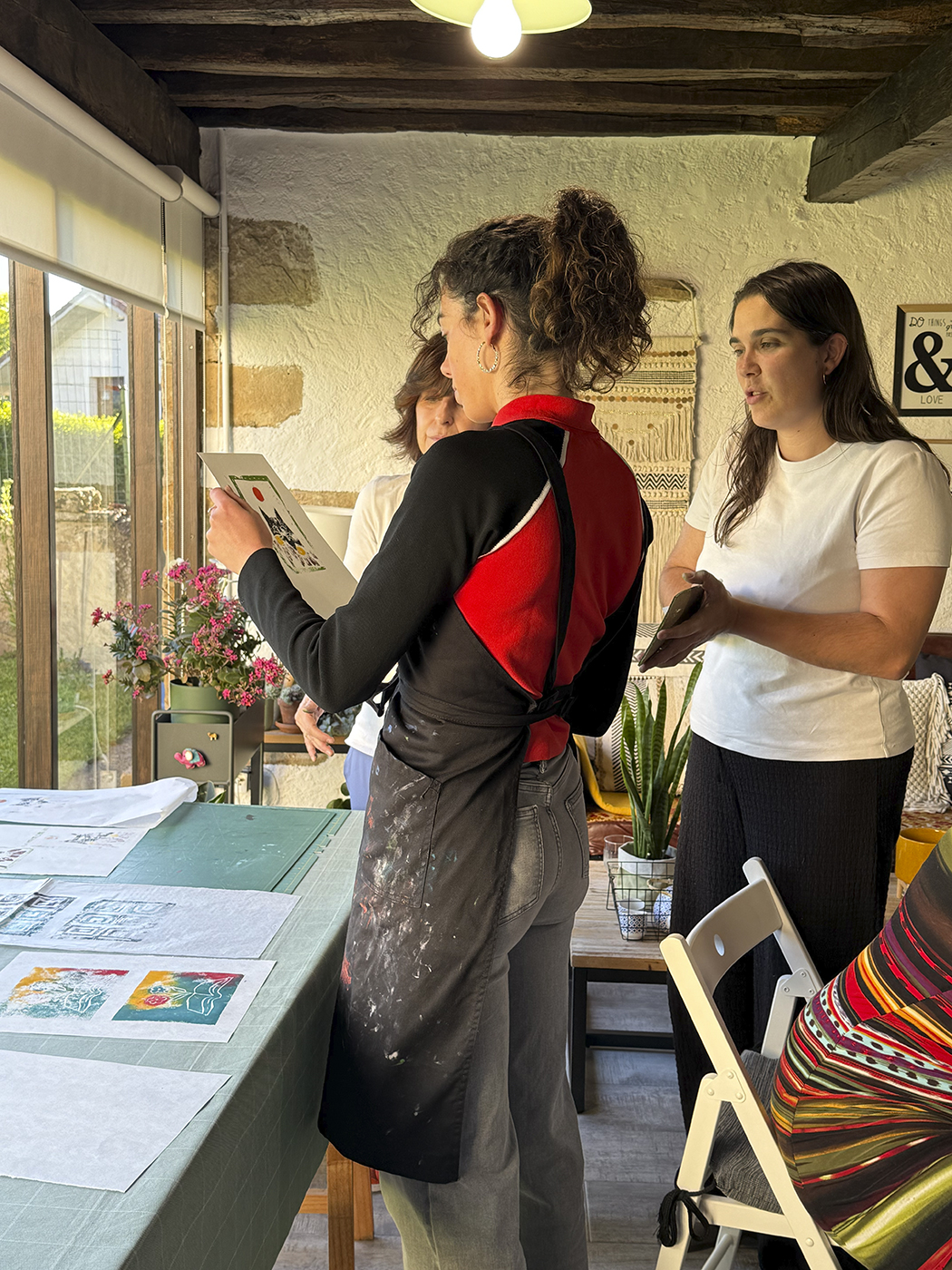 8Taller-linoleo-Alba-Tojo-La-Cabaña-pottery-and-plants